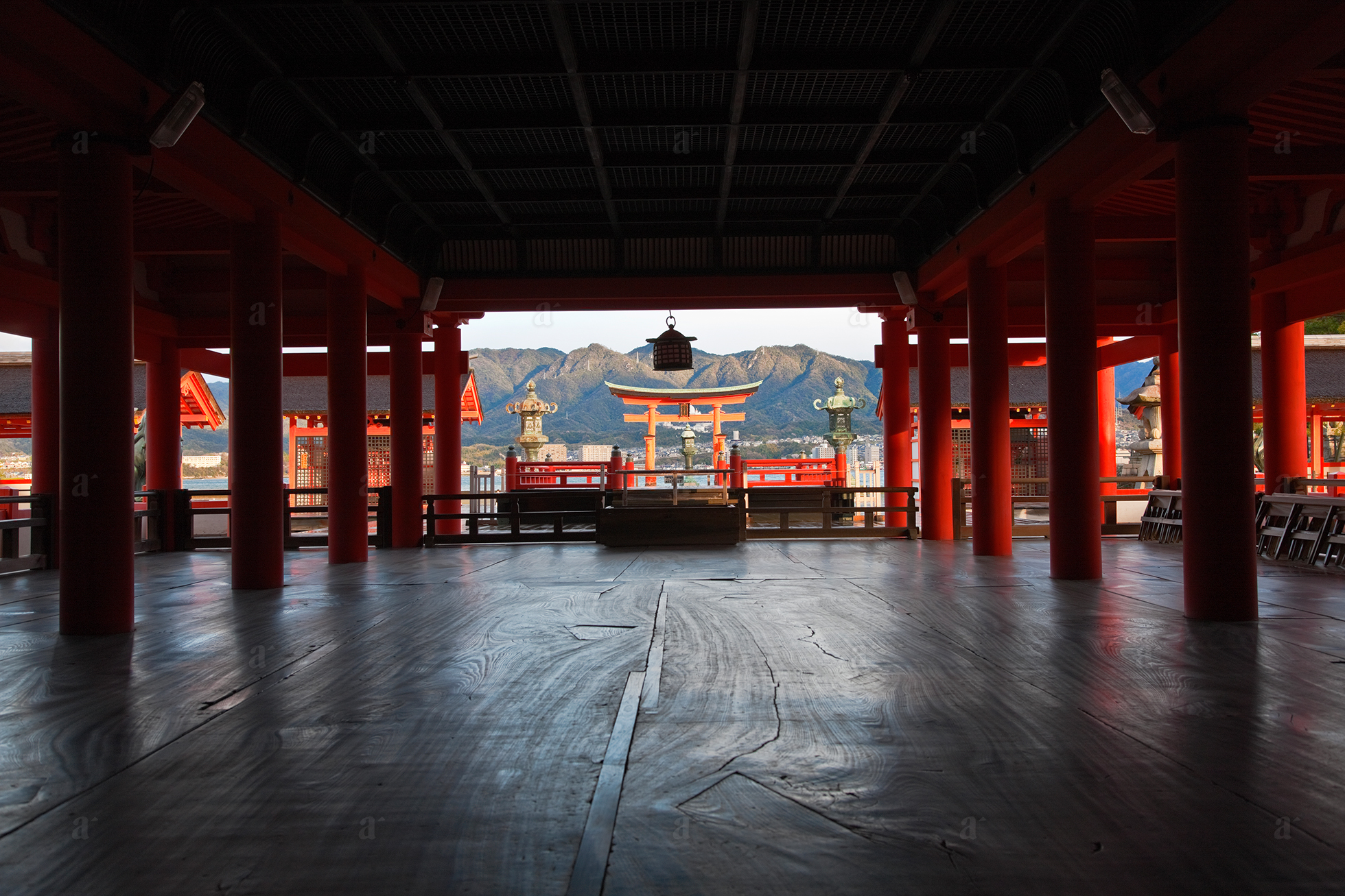 ベン・シモンズ &ldquo;拝殿　厳島神社&rdquo; Ben Simmons &ldquo;Haiden Hall, Itsukushima Shrine&rdquo;